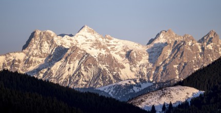 Summits of the Loferer Steinberge in the evening light in winter, Hochbrixen, Brixen im Thale,