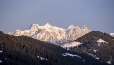 Summits of the Loferer Steinberge in the evening light in winter, Hochbrixen, Brixen im Thale,