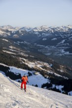 Skiers, Hohe Salve downhill, view over Brixental, SkiWelt Wilder Kaiser Brixenthal, Hochbrixen,
