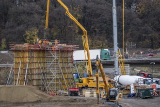 Concreting of a new bridge pillar at the Duisburg-Kaiserberg motorway junction, complete conversion