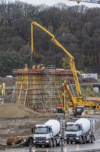 Concreting of a new bridge pillar at the Duisburg-Kaiserberg motorway junction, complete conversion