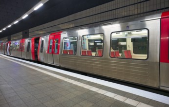 Steinstraße underground station, underground train, empty platform, stop, train station, subway,