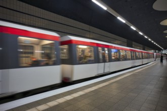 Steinstraße underground station, underground train, movement effect, passenger, platform, stop,