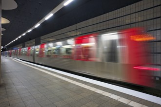 Steinstraße subway station, underground train, movement effect, empty, platform, stop, train