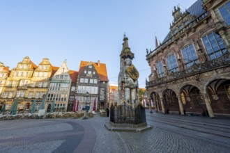 Landmark Bremen Roland, Roland statue on the market square, in the morning light, Altstadt, Bremen,