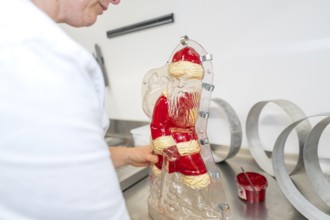 Chocolate Santa Claus mold is worked on a table, Christmas baking, Haselstaller Hof, Wildberg,