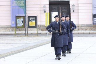 Lift Honorary post of guard battalion at the Federal Ministry of Defence - Memorial Day Wreath
