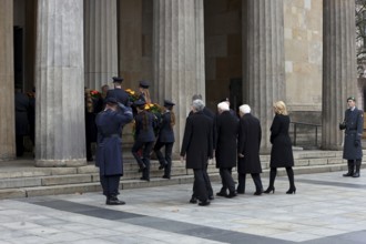 Wreath procession of representatives of constitutional organs enters the Neue Wache - Memorial Day