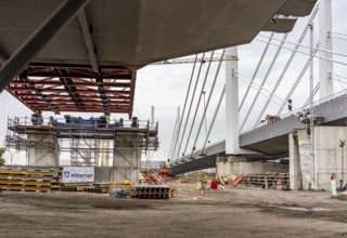 Propulsion of the 2nd bridge structure of the A40 Neuenkamp bridge, in Duisburg-Homberg, pillars