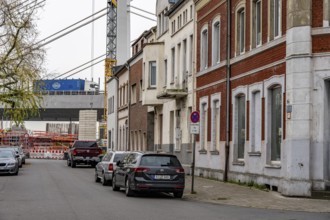 Residential buildings, directly on the A40 Neuenkamp bridge, in Duisburg-Homberg, pillars and