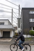 Residential buildings, directly on the A40 Neuenkamp bridge, in Duisburg-Homberg, pillars and