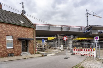 Residential buildings, directly on the A40 Neuenkamp bridge, in Duisburg-Homberg, inclined ropes of