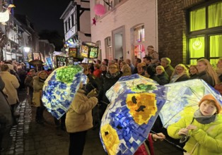 Martin procession of schoolchildren with lanterns on Alte Schulstraße in the evening, Old Town,