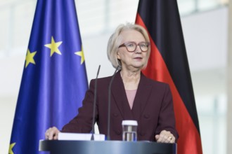 Prof. Dr. Monika Schnitzer handing over the annual report 2025/2026 entitled Creating prospects for