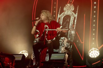 Hannes Braun, singer of the band Kissin' Dynamite live on Back with a Bang World Tour at Capitol