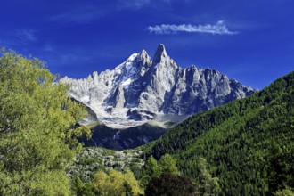 From left, snow-covered Aiguille Verte, Aiguille du Dru, Chamonix-Mont-Blanc, Haute-Savoie, France
