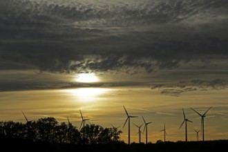 Sunset, wind power plants, clouds, Südergellersen, Samtgemeinde Gellersen, Lower Saxony, Germany