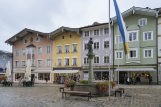 Gabelhäuser mit Lüftlmalerei in der Marktstraße, Marienbrunnen, pedestrian zone, Altstadt, Bad