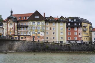 Giebelhäuser am Ufer der Isar, Altstadt, Bad Tölz, Upper Bavaria, Bavaria, Germany
