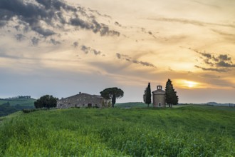 Cappella della Madonna di Vitaleta, chapel at sunset, Val d'Orcia, Pienza, Tuscany, Italy