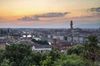 View from Piazzale Michelangelo, city view at dusk, Ponte Vecchio, Palazzo Vecchio and River Arno,