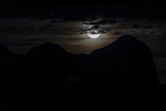 Moon, moonrise, full moon, Tofana Group, Dolomites, Italy