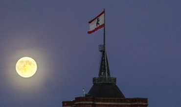 The brightest full moon of the year, Supermoon at the Red Town Hall, Berlin, 05.11.2025, Berlin,