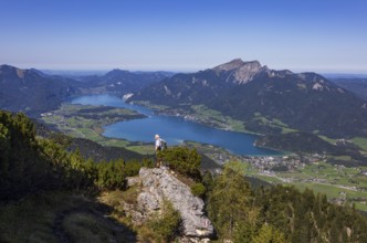 Hikers on the way to Rettenkogel with Wolfgangsee, Postalm, Osterhorn Group, Salzkammergut,