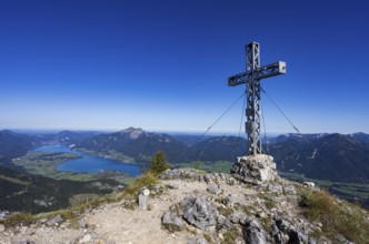 Summit cross on Rettenkogel with Wolfgangsee, Postalm, Osterhorn Group, Salzkammergut, Province of