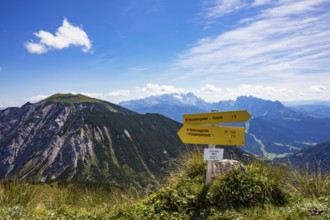 Signpost on Braunedlkogel with view to Gamsfeld, Postalm, Osterhorn Group, Salzkammergut, State of