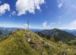 Summit cross on Braunedlkogel with view to Gamsfeld, Postalm, Osterhorn Group, Salzkammergut, State