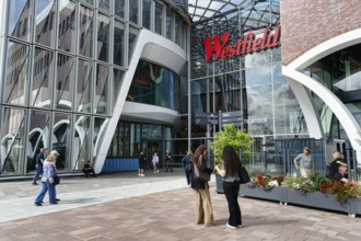 Westfield Überseequartier, shopping center, adventure center with passers-by, logo, lettering on