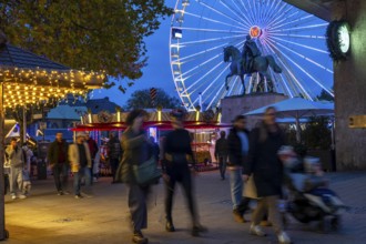 Full city center, shopping street, Kettwiger Straße pedestrian zone in Essen, first takeaways and