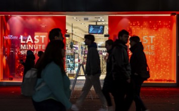 Full city center, shopping street, Kettwiger Straße pedestrian zone in Essen, shop window of a