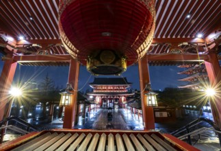 View from the main hall with a huge red lantern to the illuminated Hozomon Schazkammer Gate of
