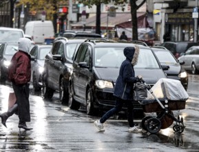 People in rain, Potsdamer Straße, Berlin, 30.10.2025, Berlin, Berlin, Germany