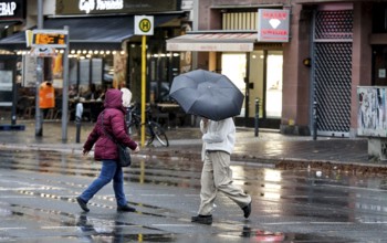 With umbrella and raincoats, people in the rain, Potsdamer Straße, Berlin, 30.10.2025, Berlin,