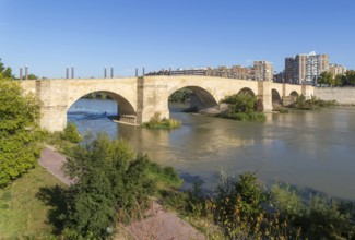 Historic the Stone Bridge, Puente de Piedra, spanning the River Ebro, Zaragoza, Aragon, Spain