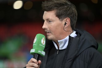 Microphone Mikro Logo SKY interview with trainer coach Merlin Polzin Hamburger SV HSV portrait