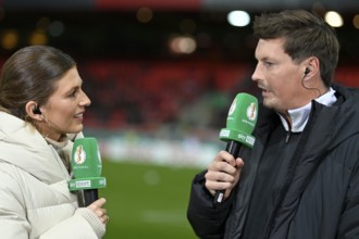 SKY presenter Mara Mones interviewed microphone micro logo with trainer coach Merlin Polzin