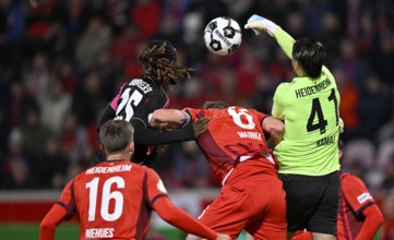 Penalty area scene, goal room scene goalkeeper Diant Ramaj 1. FC Heidenheim 1846 FCH (41) fist