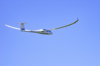 A Schempp-Hirth Arcus E motor glider, registration D-KWKU, during a screening as part of an air