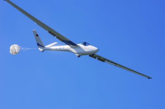 A Hänle H-101 somersault glider, registration D-3033, during a demonstration as part of an air show