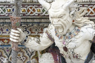 Decorative elements with pop culture references (for example comics, superheroes) in the stucco and