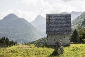 Alm and modern chapel, Alm Enge, Hirschau, Kanisfluh, Bregenzerwald, Vorarlberg, Alps, Austria
