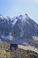 View of the arriving cable car from the Plan de l'Aiguille middle station, in the back the mountain