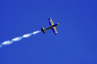 An Extra EA-300 from Extra Flugzeugproduktions- und Vertriebs GmbH with registration D-EXBH during