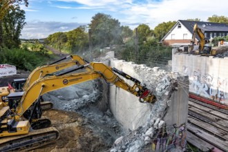 Demolition of an old road bridge, Weierstraße, then new construction of the bridge for the