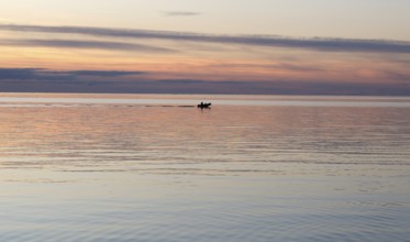 Anglers on the beach during sunset, Fehmarn Island, 18.10.2025, Fehmarn, Schleswig-Holstein,