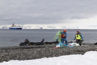 Collecting washed up fishing nets on the beach, expedition ship, sea, Mushamna, Spitsbergen,